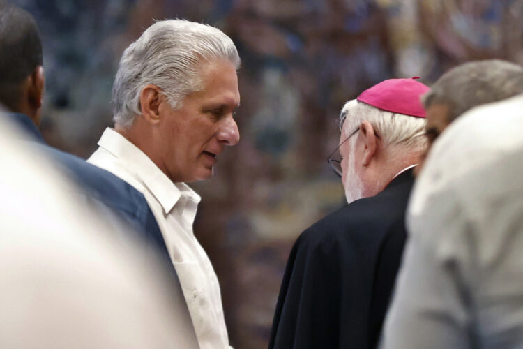 Díaz-Canel habla con el secretario de El Vaticano para las relaciones con los estados y los organismos internacionales, Paul Richard Gallagher, durante un acto por el 90 aniversario del establecimiento de las relaciones diplomáticas entre Cuba y la Santa Sede este jueves, en La Habana. Foto:  Ernesto Mastrascusa/EFE.