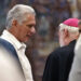 Díaz-Canel habla con el secretario de El Vaticano para las relaciones con los estados y los organismos internacionales, Paul Richard Gallagher, durante un acto por el 90 aniversario del establecimiento de las relaciones diplomáticas entre Cuba y la Santa Sede este jueves, en La Habana. Foto:  Ernesto Mastrascusa/EFE.