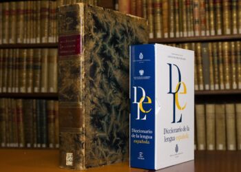 Dos ediciones del Diccionario de la lengua española. Foto: A. HEREDIA, tomada de El Mundo.
