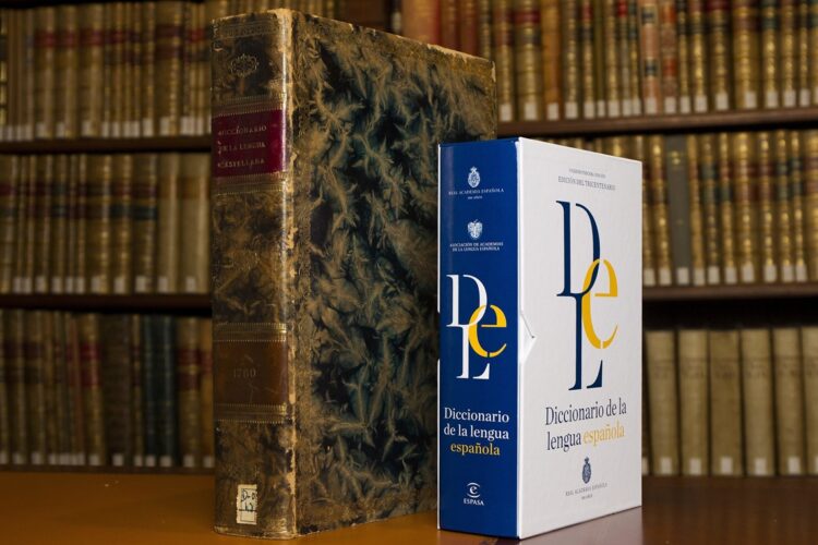 Dos ediciones del Diccionario de la lengua española. Foto: A. HEREDIA, tomada de El Mundo.
