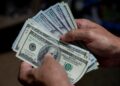 El dólar vuelve a moverse en el mercado informal de divisas en Cuba. Foto: Rayner Peña / EFE / Archivo.