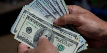 El dólar vuelve a moverse en el mercado informal de divisas en Cuba. Foto: Rayner Peña / EFE / Archivo.