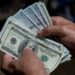 El dólar vuelve a moverse en el mercado informal de divisas en Cuba. Foto: Rayner Peña / EFE / Archivo.