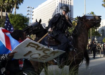 Represión de las protestas en Los Ángeles. Foto: EFE/EPA/CAROLINE BREHMAN