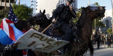 Represión de las protestas en Los Ángeles. Foto: EFE/EPA/CAROLINE BREHMAN