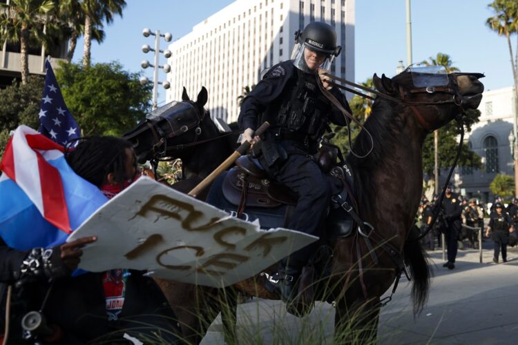 Represión de las protestas en Los Ángeles. Foto: EFE/EPA/CAROLINE BREHMAN