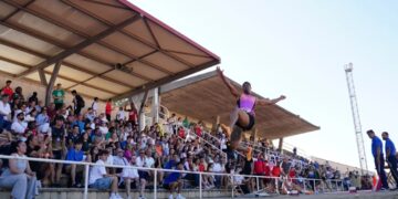 El cubano Juan Miguel Echavarría durante su participación en el mitin internacional de Salamanca, donde obtuvo la victoria con un salto de 8.24 metros, el 7 de junio de 2025. Foto: lagacetadesalamanca.es