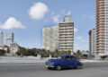 Un auto clásico transita cerca de varios edificios, en el Vedado habanero. Foto: Ernesto Mastrascusa / EFE / Archivo.