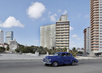 Un auto clásico transita cerca de varios edificios, en el Vedado habanero. Foto: Ernesto Mastrascusa / EFE / Archivo.