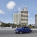 Un auto clásico transita cerca de varios edificios, en el Vedado habanero. Foto: Ernesto Mastrascusa / EFE / Archivo.