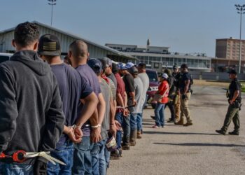 El Servicio de Control de Inmigración y Aduanas (ICE) arresta a 84 migrantes en un operativo en el hipódromo de Luisiana, como parte de las redadas en sitios de trabajo. Foto: ICE/EFE.