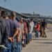 El Servicio de Control de Inmigración y Aduanas (ICE) arresta a 84 migrantes en un operativo en el hipódromo de Luisiana, como parte de las redadas en sitios de trabajo. Foto: ICE/EFE.