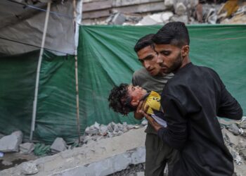 Bombardeo israelí sobre Al Remal, un barrio de la ciudad de Gaza. Foto: EFE/EPA/MOHAMMED SABER