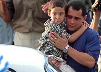 Elián González a su regreso a Cuba junto a su padre, Juan Miguel González, el 28 de junio de 2000. Foto: Captura de video / Radio Rebelde / Archivo.