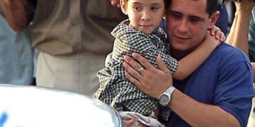 Elián González a su regreso a Cuba junto a su padre, Juan Miguel González, el 28 de junio de 2000. Foto: Captura de video / Radio Rebelde / Archivo.