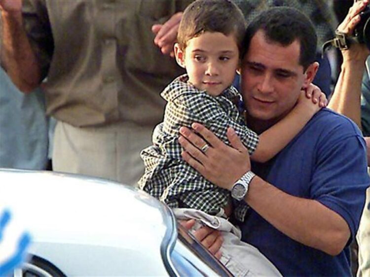 Elián González a su regreso a Cuba junto a su padre, Juan Miguel González, el 28 de junio de 2000. Foto: Captura de video / Radio Rebelde / Archivo.