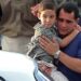 Elián González a su regreso a Cuba junto a su padre, Juan Miguel González, el 28 de junio de 2000. Foto: Captura de video / Radio Rebelde / Archivo.