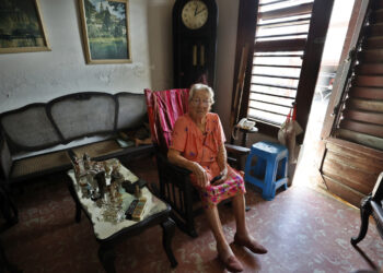 Fotografía del 27 de mayo de 2025 de Teresa García durante una entrevista con EFE, en Pinar del Río (Cuba). Foto: EFE/ Ernesto Mastrascusa