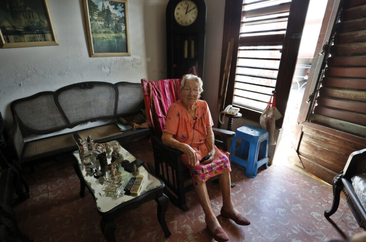 Fotografía del 27 de mayo de 2025 de Teresa García durante una entrevista con EFE, en Pinar del Río (Cuba). Foto: EFE/ Ernesto Mastrascusa