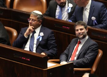 Los ministros de extrema derecha de Israel Itamar ben Gvir (i) y Bezalel Smotrich (d), sancionados por varias naciones occidentales por su postura sobre Gaza. Foto: EFE/EPA/ABIR SULTAN / POOL.