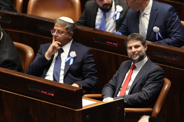 Los ministros de extrema derecha de Israel Itamar ben Gvir (i) y Bezalel Smotrich (d), sancionados por varias naciones occidentales por su postura sobre Gaza. Foto: EFE/EPA/ABIR SULTAN / POOL.