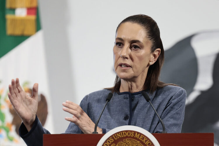 La presidenta Claudia Sheinbaum desmiente participación de México en la crisis social y de seguridad en Los Ángeles, California.  Foto: EFE/ José Méndez