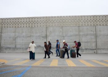 Personas ingresan a Estados Unidos por el cruce fronterizo sur de Otay Mesa en San Diego, California, EE. UU., el 4 de junio de 2025. Foto: EFE/EPA/ALLISON DINNER