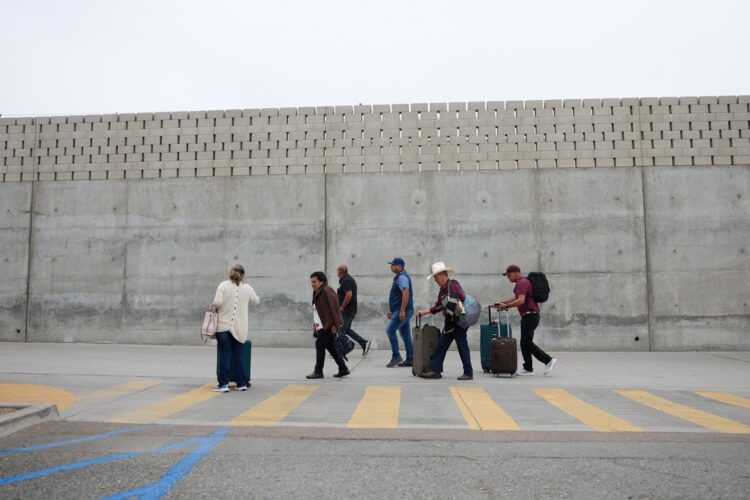 Personas ingresan a Estados Unidos por el cruce fronterizo sur de Otay Mesa en San Diego, California, EE. UU., el 4 de junio de 2025. Foto: EFE/EPA/ALLISON DINNER