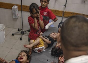 Niños palestinos heridos reciben tratamiento en el Hospital Nasser tras los bombardeos israelíes cerca de las tiendas de campaña de desplazados al oeste de Khan Yunis, al sur de la Franja de Gaza, el 6 de junio de 2025. Foto: EFE/EPA/HAITHAM IMAD