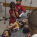 Niños palestinos heridos reciben tratamiento en el Hospital Nasser tras los bombardeos israelíes cerca de las tiendas de campaña de desplazados al oeste de Khan Yunis, al sur de la Franja de Gaza, el 6 de junio de 2025. Foto: EFE/EPA/HAITHAM IMAD