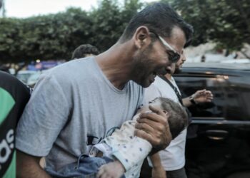 Un hombre carga a un bebé herido en Khan Younis después de un bombardeo israelí, 26 de octubre de 2023. Las víctimas mortales de los ataques hasta hoy se calculan en más de 50 mil. Foto: EFE/EPA/HAITHAM IMAD.