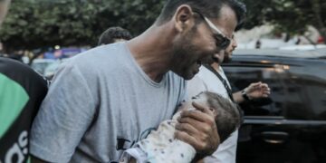 Un hombre carga a un bebé herido en Khan Younis después de un bombardeo israelí, 26 de octubre de 2023. Las víctimas mortales de los ataques hasta hoy se calculan en más de 50 mil. Foto: EFE/EPA/HAITHAM IMAD.