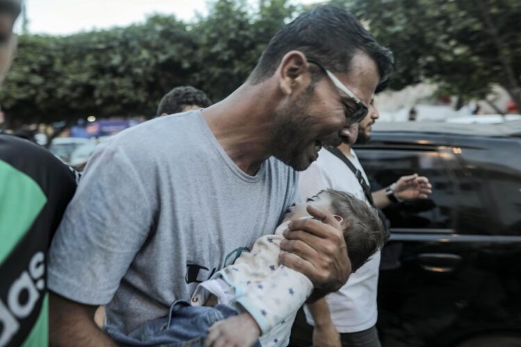 Un hombre carga a un bebé herido en Khan Younis después de un bombardeo israelí, 26 de octubre de 2023. Las víctimas mortales de los ataques hasta hoy se calculan en más de 50 mil. Foto: EFE/EPA/HAITHAM IMAD.