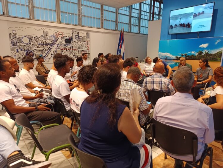Constitución de un grupo de trabajo formado por estudiantes universitarios, para analizar y realizar propuestas sobre el controvertido tarifazo de la Empresa de Telecomunicaciones de Cuba (Etecsa). Foto: Radio Rebelde.