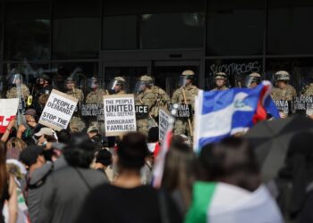 Guardia Nacional ant e manifestantes en California. Foto: ALLISON DINNER/EFE/EPA.