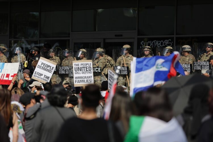 Guardia Nacional ant e manifestantes en California. Foto: ALLISON DINNER/EFE/EPA.