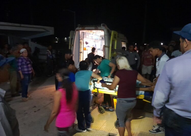 Traslado de uno de los heridos en un accidente tránsito ocurrido en Mayarí, Holguín, el 1 de junio de 2025. Foto: Tomada del perfil de Facebook del periodista Emilio Rodríguez Pupo.