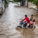 Un motociclista circula por una calle inundada tras el paso del huracán Erick. Foto: Luis Villaobos/EFE.