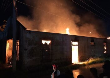 Incendio en un almacén arrendado a un cuentapropista en la provincia de Artemisa, el 3 de junio de 2025. Foto: Periódico Artemisa / Facebook.