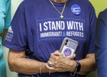 Activistas asisten a una conferencia de prensa sobre la decisión de la Corte Suprema que permite al presidente Trump revocar las protecciones por parole en el Family Action Network Movement, Miami, 2 de junio de 2025. Foto: EFE/EPA/CRISTOBAL HERRERA-ULASHKEVICH.