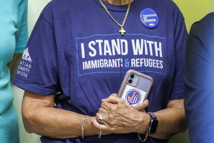Activistas asisten a una conferencia de prensa sobre la decisión de la Corte Suprema que permite al presidente Trump revocar las protecciones por parole en el Family Action Network Movement, Miami, 2 de junio de 2025. Foto: EFE/EPA/CRISTOBAL HERRERA-ULASHKEVICH.