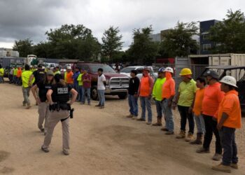 Integrantes de la policía federal durante el arresto de más de 100 inmigrantes indocumentados en un sitio de construcción en Tallahassee, Florida (EE.UU.). Foto: EFE/HSI Tampa.
