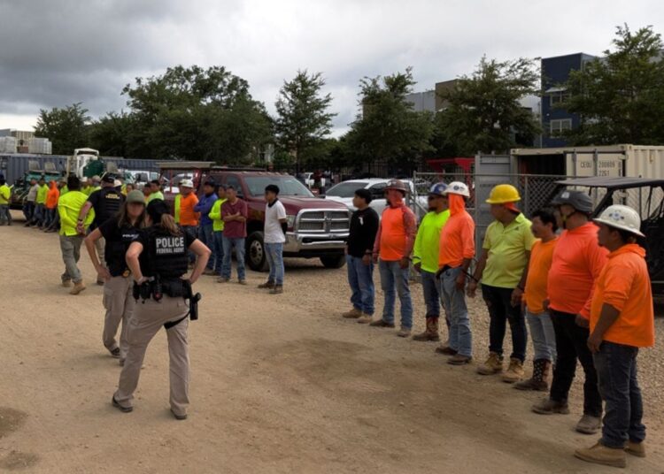 Integrantes de la policía federal durante el arresto de más de 100 inmigrantes indocumentados en un sitio de construcción en Tallahassee, Florida (EE.UU.). Foto: EFE/HSI Tampa.