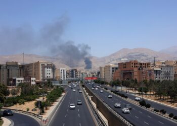 Israel e Irán han estado intercambiando ataques desde el 13 de junio de 2025 como parte de la Operación "León Ascendente". En una imagen, humo desde una refinería de Teherán. Foto: ABEDIN TAHERKENAREH/EFE/EPA