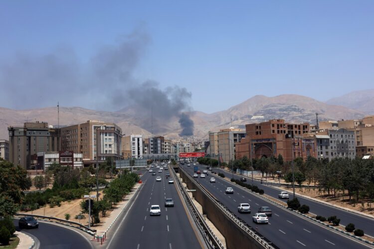 Israel e Irán han estado intercambiando ataques desde el 13 de junio de 2025 como parte de la Operación "León Ascendente". En una imagen, humo desde una refinería de Teherán. Foto: ABEDIN TAHERKENAREH/EFE/EPA