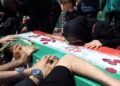 Familiares lloran la muerte de un soldado iraní tras un ataque aéreo israelí. Foto: EFE/EPA/ABEDIN TAHERKENAREH