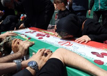 Familiares lloran la muerte de un soldado iraní tras un ataque aéreo israelí. Foto: EFE/EPA/ABEDIN TAHERKENAREH