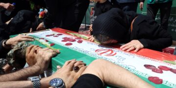 Familiares lloran la muerte de un soldado iraní tras un ataque aéreo israelí. Foto: EFE/EPA/ABEDIN TAHERKENAREH