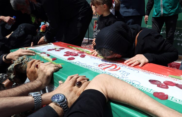 Familiares lloran la muerte de un soldado iraní tras un ataque aéreo israelí. Foto: EFE/EPA/ABEDIN TAHERKENAREH