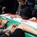 Familiares lloran la muerte de un soldado iraní tras un ataque aéreo israelí. Foto: EFE/EPA/ABEDIN TAHERKENAREH